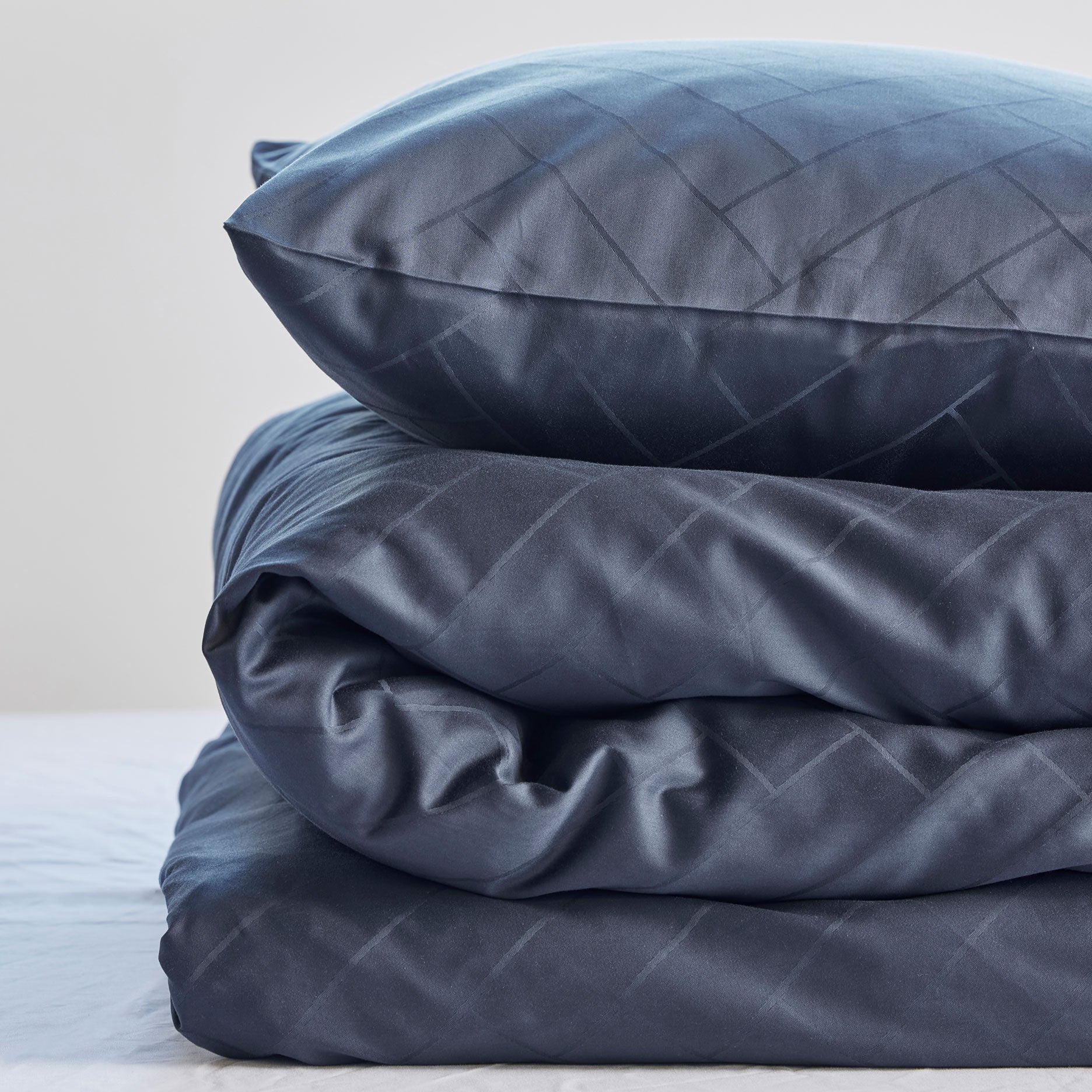 Tiles sengetøj 140x200 cm ink blue